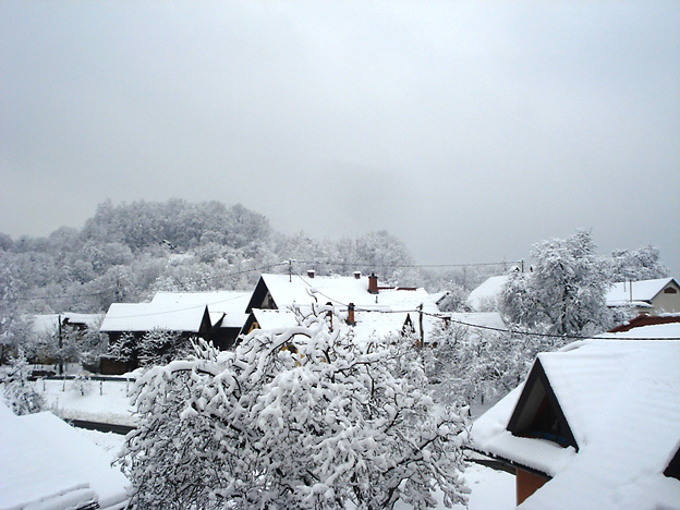 Preloko prekrila debela snežna odeja