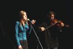 voditeljica_urka_banovec_z_violinistommatijo_kreiem.jpg